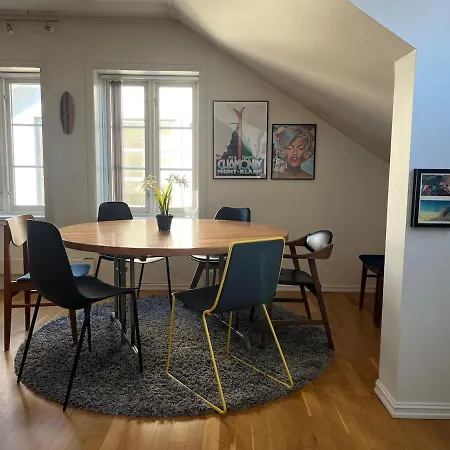 - Sentralt Med Parkering! Apartament *